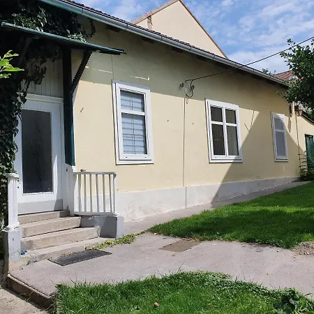 Semesterbostad Charmantes Haus Mit Terrasse Und Grossem Garten